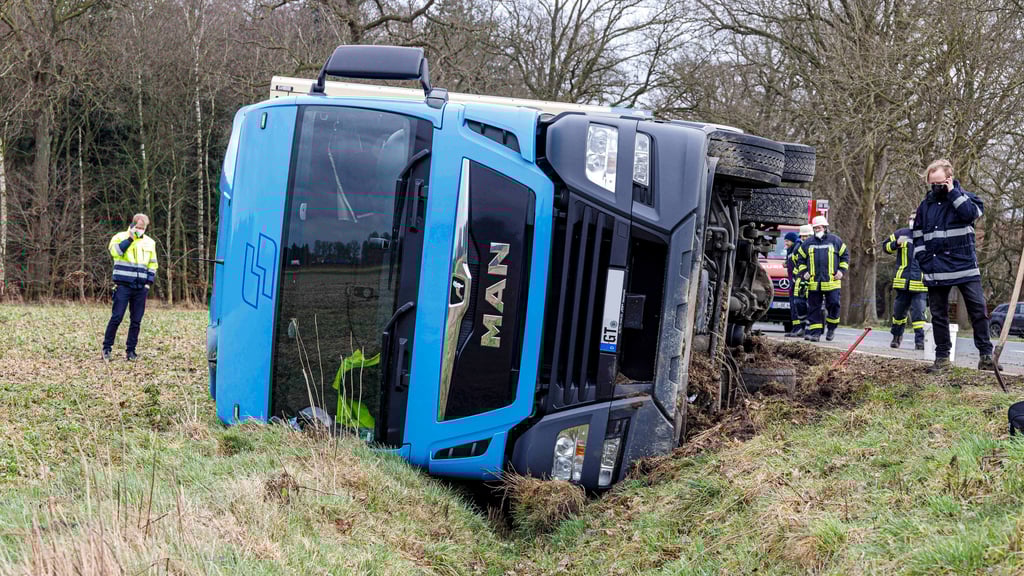 Auf der Rösaer Fährstraße im Landkreis Anhalt-Bitterfeld ist beim Entladen eines Lkw ein Mann leicht verletzt worden.
