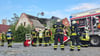 Direkt gegenüber der Feuerwehr in Stendal hat der Dachstuhl einer alten Husaren-Kaserne gebrannt.