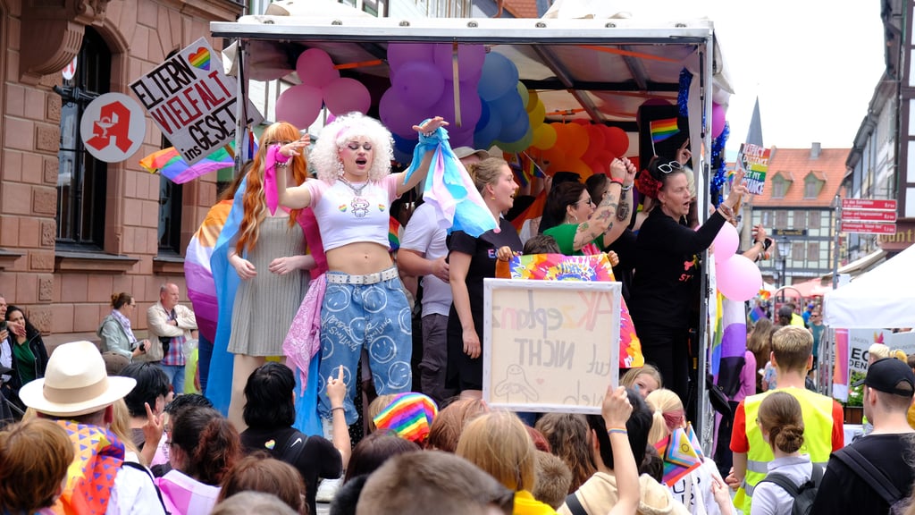 Rund 360 Teilnehmer des Christopher Street Day sind am Samstag, 7. Juni 2025, durch die Wernigeröder Innenstadt gezogen. Zwei offene, bunt dekorierte Lkw versprühten mit heißen Rhythmen einen Hauch von Love Parade im Harz.