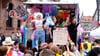 Rund 360 Teilnehmer des Christopher Street Day sind am Samstag, 7. Juni 2025, durch die Wernigeröder Innenstadt gezogen. Zwei offene, bunt dekorierte Lkw versprühten mit heißen Rhythmen einen Hauch von Love Parade im Harz.