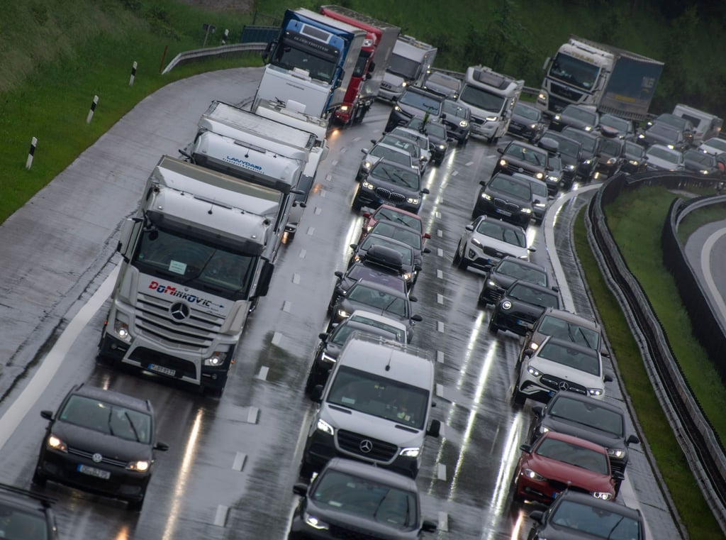 Volle Fahrbahnen auf der A8 in Richtung Süden.