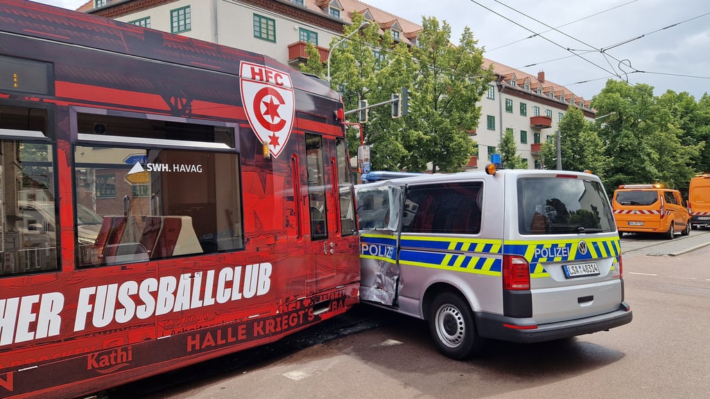 Die HFC-Straßenbahn ist in der Reilstraße in Halle in ein Polizeiauto gekracht.