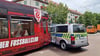 Eine Straßenbahn ist an der Hegelstraße in Halle in ein Polizeiauto gekracht.