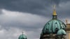 Zum Pfingstwochenende müssen sich die Menschen in der Hauptstadtregion auf Schauer und Gewitter einstellen. (Archivbild)