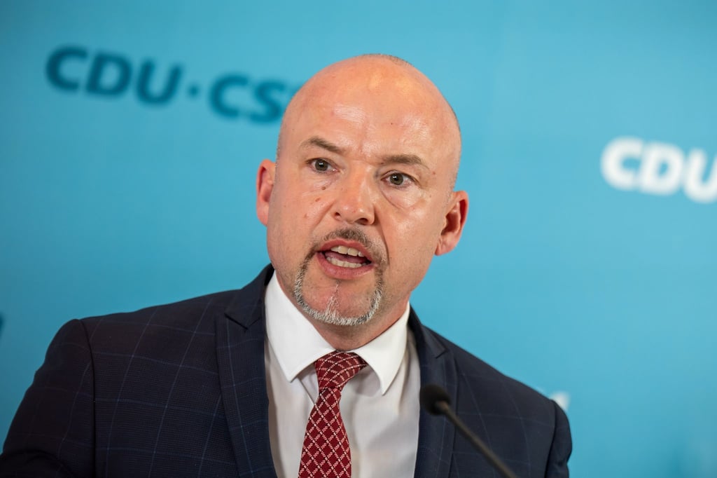 CSU-Landesgruppenchef Alexander Hoffmann erhebt schwere Vorwürfe gegen die Menschenrechtsorganisation Pro Asyl. (Archivbild)