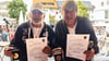 Die Brüder Karl-Heinz und Bernd Ulrich, besser bekannt als Die Amigos, freuen sich über die Verleihung der Ehrenbürgerschaft der Stadt Hungen.