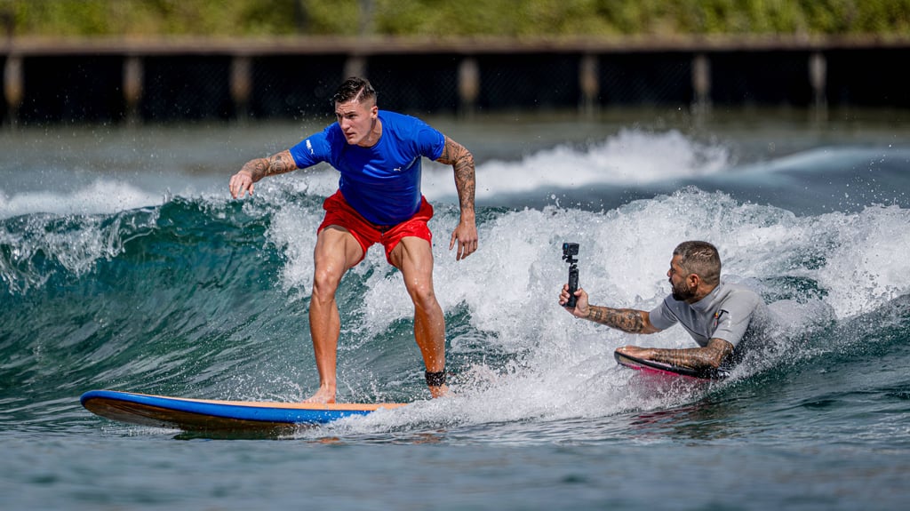 Wohin trägt ihn die Transferwelle? Benjamin Sesko beim Surftraining in Brasilien.