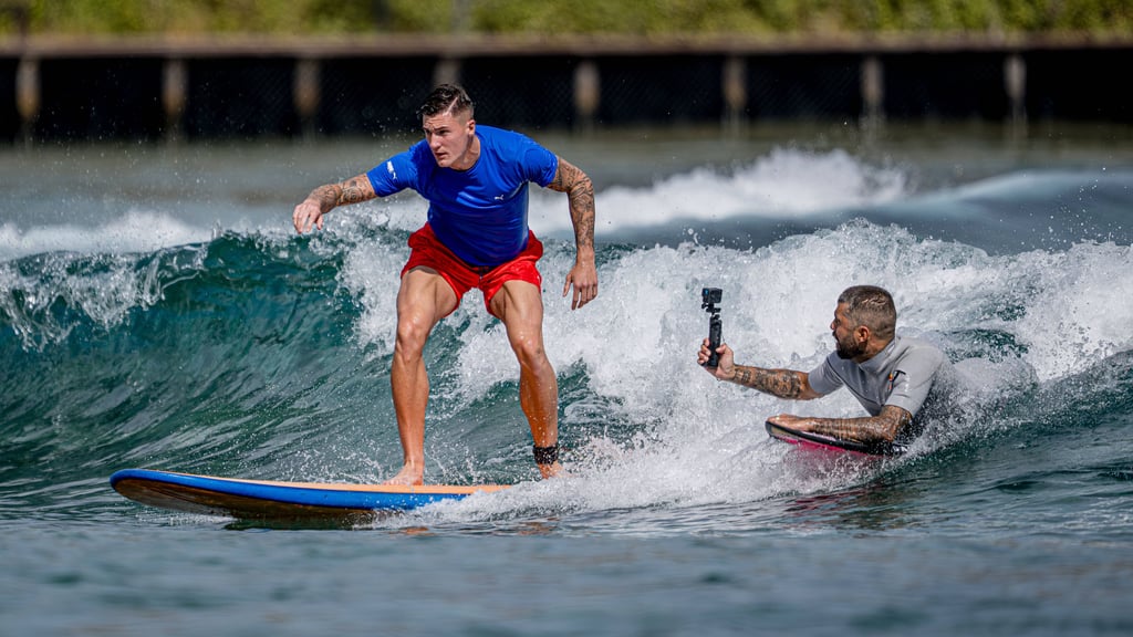 Wohin trägt ihn die Transferwelle? Benjamin Sesko beim Surftraining in Brasilien.