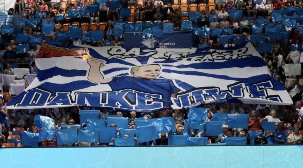 Dank, Uwe Jungandreas: Die Fans des Dessau-Roßlauer HV hatten eine große Choregraphie vorbereitet.