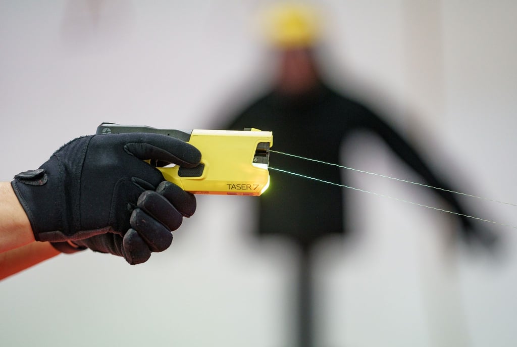 Bundesinnenminister Alexander Dobrindt (CSU) will die Bundespolizei mit Tasern ausrüsten. (Symbolbild)