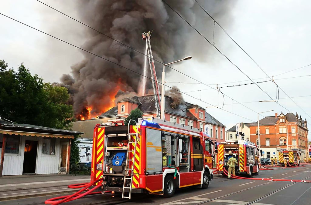 Der Brand brach im Dachgeschoss aus.