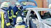 Mit Rettungsschere und Spreizer übten die Mitglieder der Freiwilligen Feuerwehren Buchholz und Dahlen den Ernstfall für einen Unfall mit einer in einem Auto eingeklemmten Person.