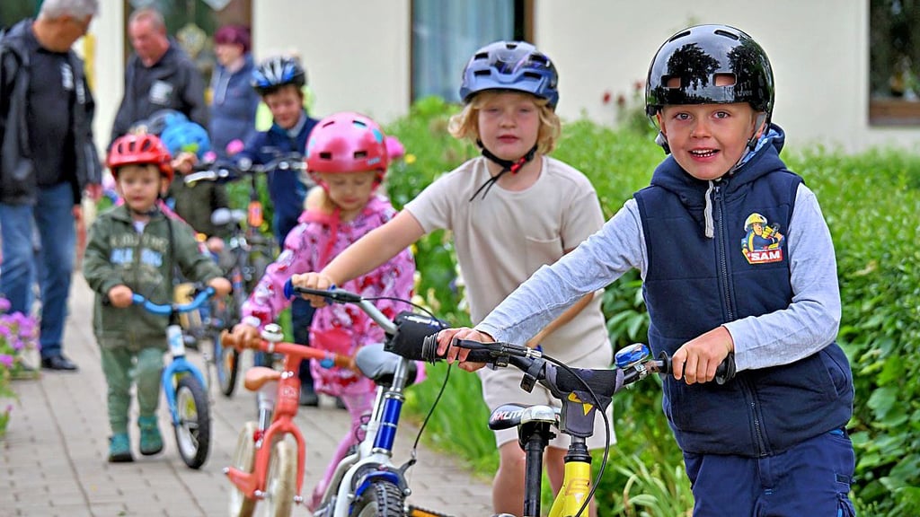 Sobald der Helm sicher sitzt, schnappen sich die Kinder ihre Räder und machen sich auf den Weg zum Parcours.