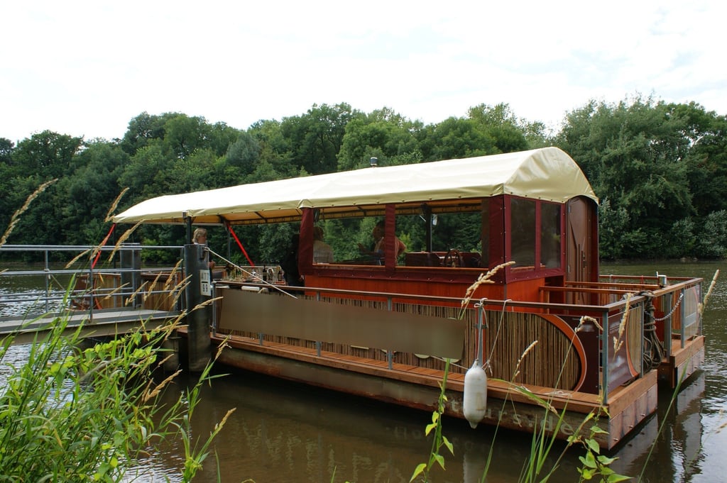 Die Bootosbesatzung war mit einem Floß auf der Saale unterwegs.