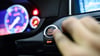 Bei Keyless-Go-Systemen erkennt ein Modul im Auto Funkwellen, wenn sich der Schlüssel nähert und lässt sich dann öffnen sowie starten. (Symbolbild)