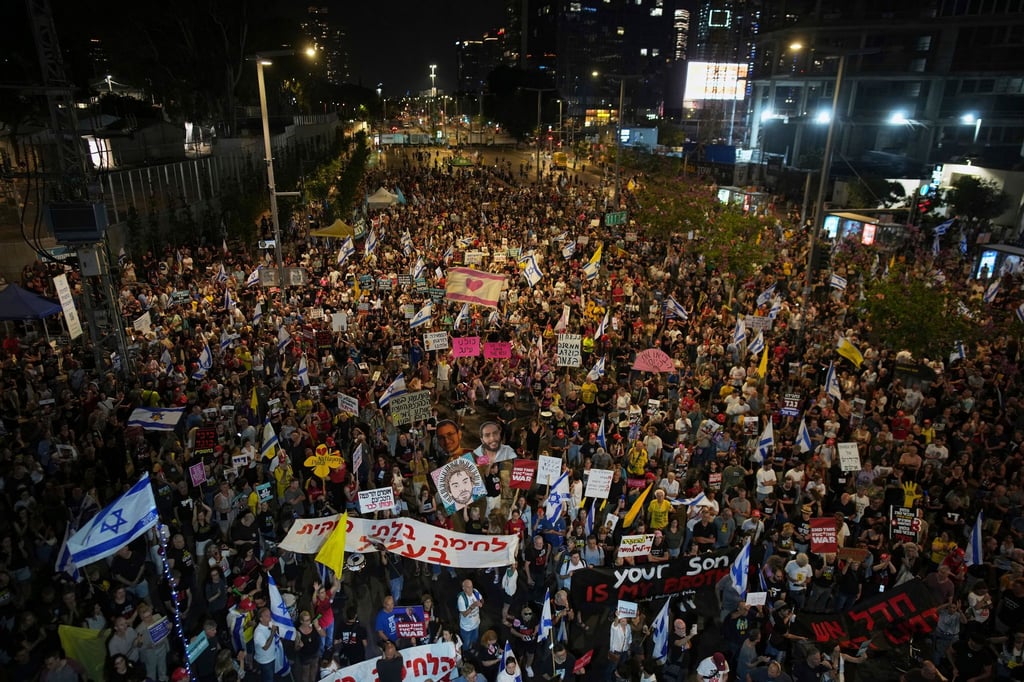 Erneut fordern in Israel Tausende ein Ende des Gaza-Kriegs.
