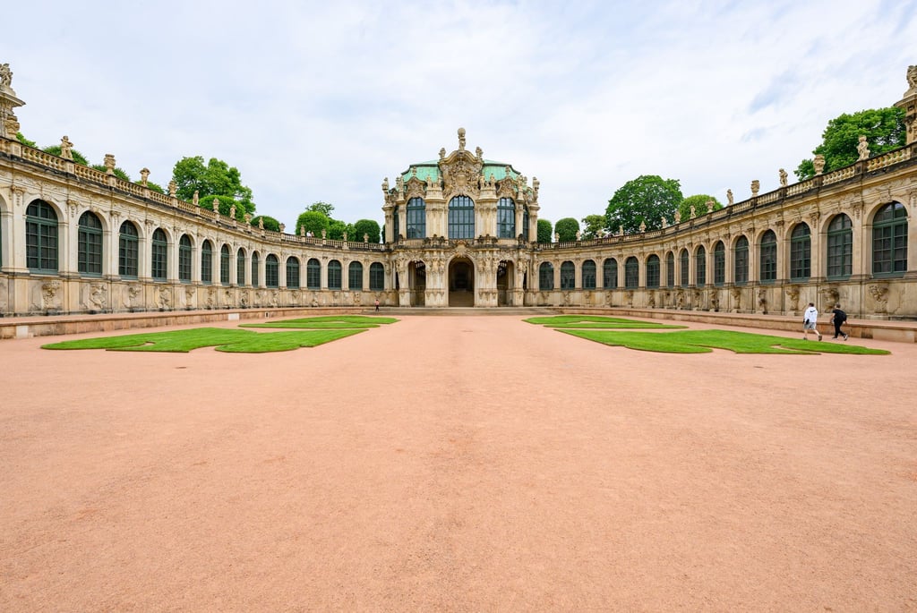 Der Innenhof des Dresdner Zwingers soll bis Ende August wie neu sein.
