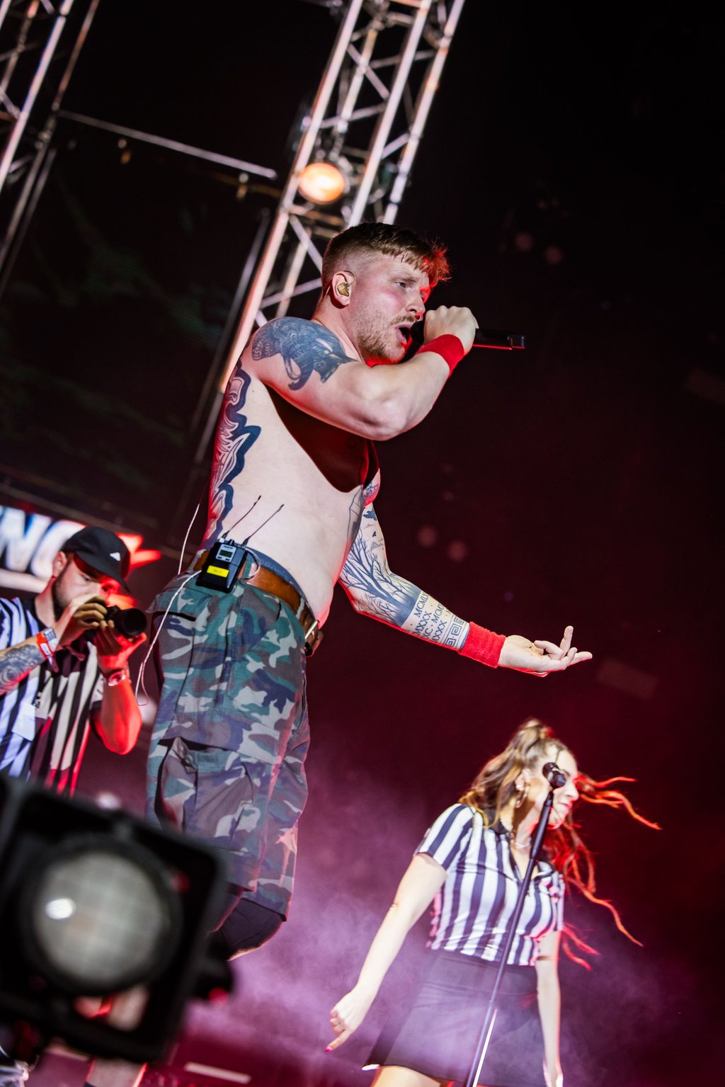 Rapper Finch entledigte sich schnell seines Shirts.