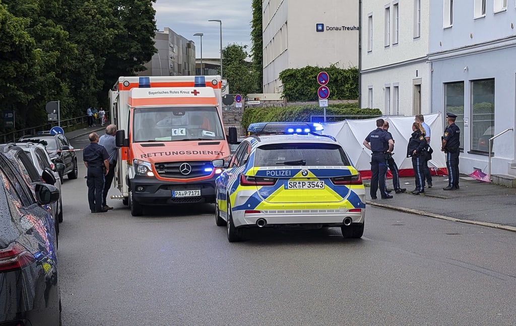 Ein Auto ist in Passau in eine Menschengruppe gefahren.