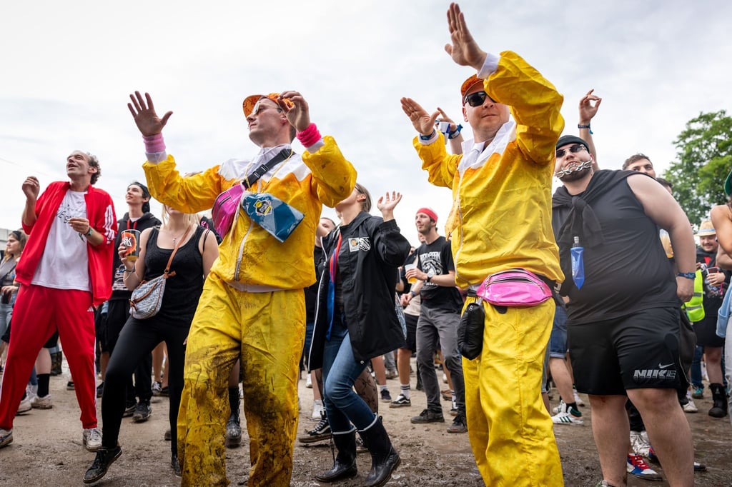 Nach dem vielen Regen tanzten viele Fans im Matsch.