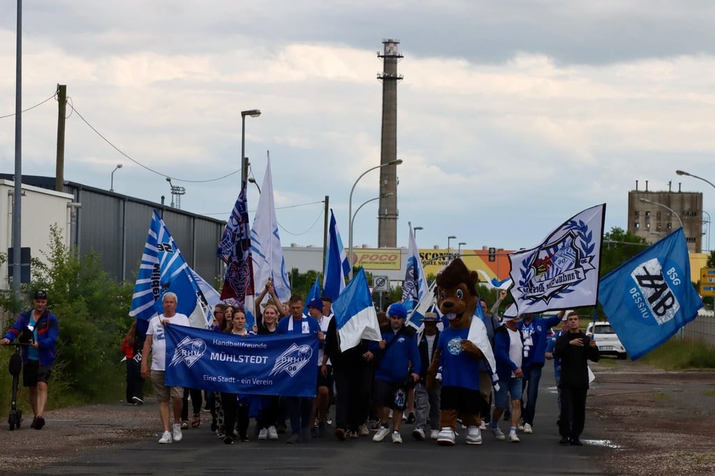 Die Fans des DRHV hatten vor dem Spiel einen Fanmarsch zur Anhalt Arena organisiert.