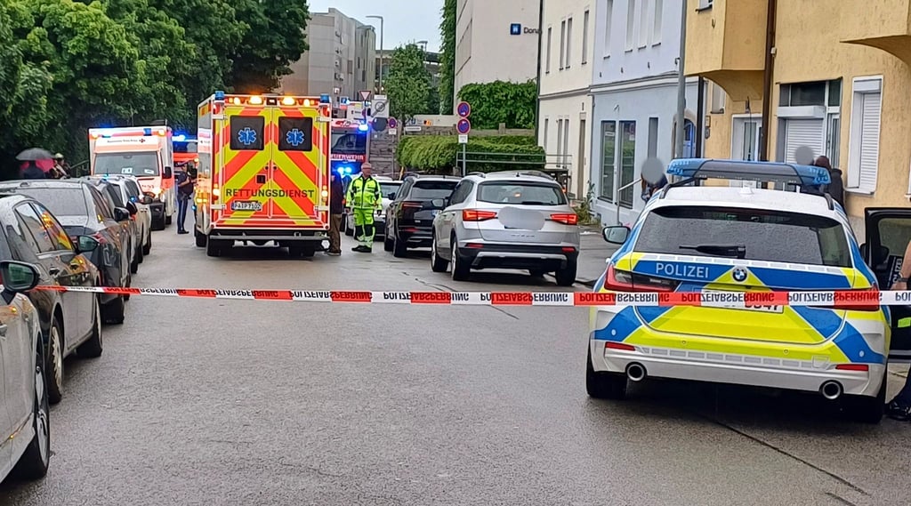 Ein Auto ist in Passau in eine Menschengruppe gefahren.