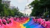 Mit riesigen Regenbogenfahnen demonstrieren Menschen mit Blick auf das US-Kapitol bei einer Pride-Parade in Washington für die Rechte der LGBTQI+-Gemeinschaft.