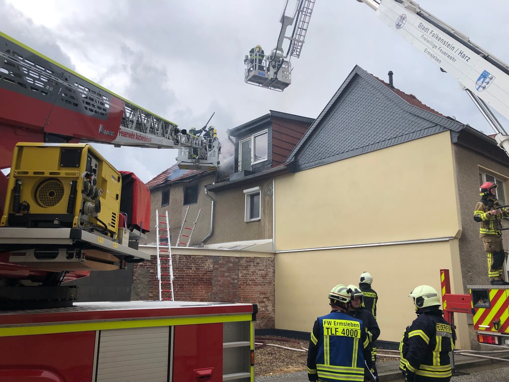 Von mehreren Seiten sind die Feuerwehren im Einsatz, um das Feuer in dem Wohnhaus in Ermsleben zu löschen.