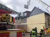 Von mehreren Seiten sind die Feuerwehren im Einsatz, um das Feuer in dem Wohnhaus in Ermsleben zu löschen.