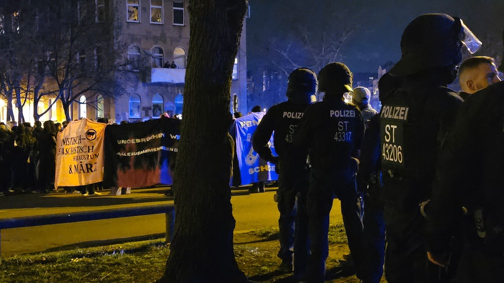 In der Vergangenheit hatte es immer wieder Krawalle am August-Bebel-Platz in Halle gegeben. Dieses Mal war alles friedlich, bis Schüsse fielen.