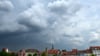 Ausgerechnet am langen Pfingstwochenende soll das Wetter nicht richtig mitmachen. Dem Deutschen Wetterdienst zufolge ist unter anderem mit Schauern zu rechnen, teils wird vor starkem Gewitter gewarnt. (Archivbild)
