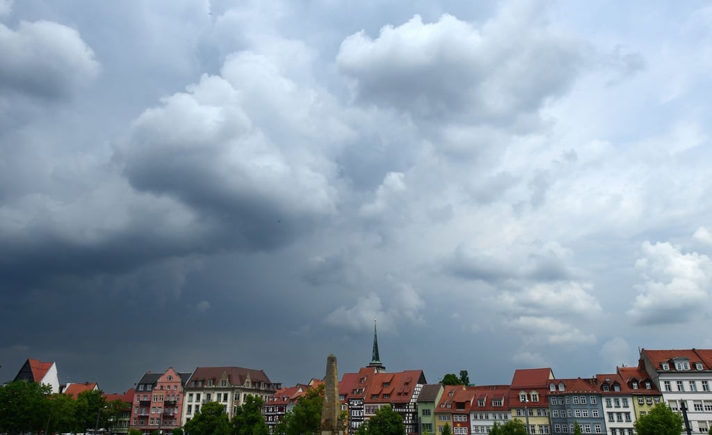 Ausgerechnet am langen Pfingstwochenende soll das Wetter nicht richtig mitmachen. Dem Deutschen Wetterdienst zufolge ist unter anderem mit Schauern zu rechnen, teils wird vor starkem Gewitter gewarnt. (Archivbild)