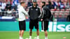 Die deutschen Spieler betreten nach der Ankunft im Stadion den Rasen. Links Kapitän Joshua Kimmich.