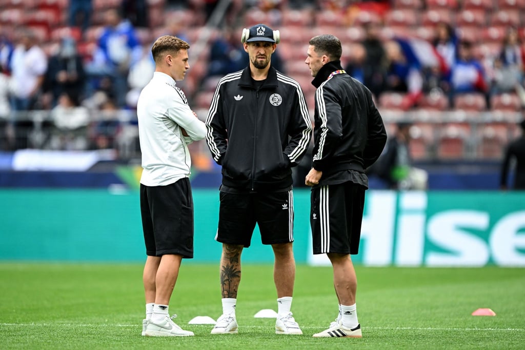 Die deutschen Spieler betreten nach der Ankunft im Stadion den Rasen. Links Kapitän Joshua Kimmich.