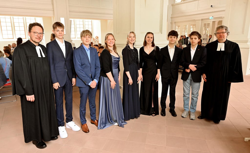 Sieben Jugendliche feierten am Pfingstsonntag in der St. Nicolai Kirche im Kirchspiel Magdeburg Nord ihr Fest der Konfirmation. Zu den Konfirmanden gehören Sophie Czarnetzki, Emma Schreiber, Sophie Mensing, Jaron Wrensch, Leander Seidel, Niklas Weber und Hanno von Fabeck gemeinsam mit Pfarrer Johannes Möcker (l.) und Pfarrer Chriszian Peisker (r.).