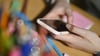 Jugendliche verbringen oft täglich mehrere Stunden mit dem Smartphone in der Hand. (Symbolbid)