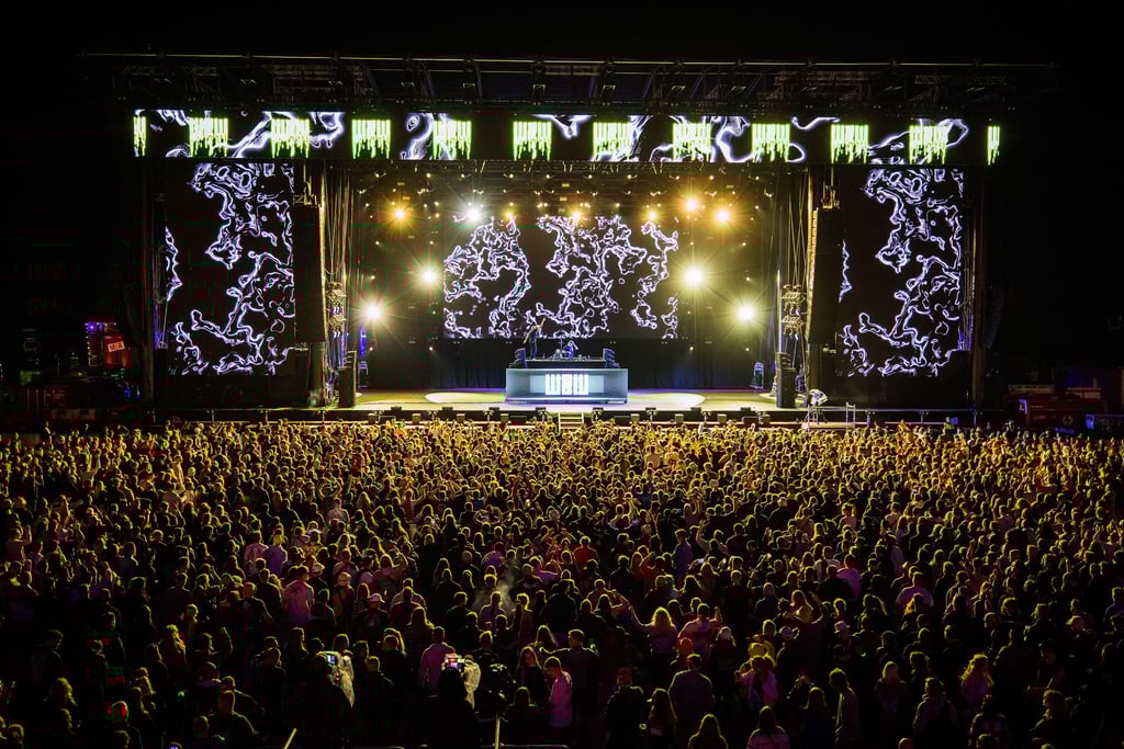 Wer nicht rechtzeitig da ist, muss um einen Platz kämpfen: Vor der Mainstage war es gerammelt voll.