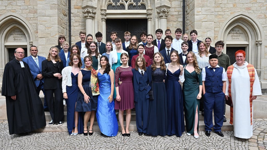 Hier zu sehen die Konfirmanden Inti, Wayra, Hannah, Marta-Elise, Hannah, Medea, Leonard, Karl, Luka, Greta, Johannes, Marie, Jenna, Layla, Caytlinn, Oskar, Luise, Mirjam, Emma, Cedric, Anton, Alva, Finn, Luise, Emma, Johannes, Julie-Ann, Manuel und Maximilian gemeinsam mit Pfarrer Ronny Hillebrand (l.) Gemeindepädagogin Josefine Martins sowie Pfarrerin Roswitha Meißner ( r.) und Gemeindepädagoge Steffen Berg .