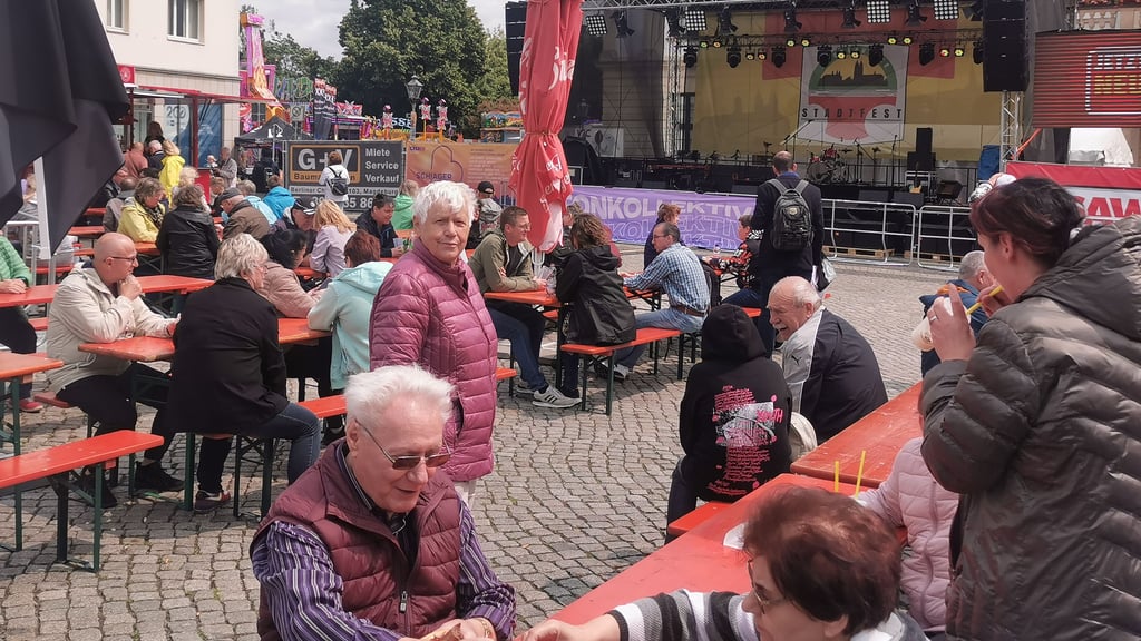 Direkt vor dem Rathaus auf dem Alten Markt in Magdeburg steht die Hauptbühne, auf der am Sonntagabend Oli P. zur Ü30 Party lädt.