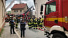 Von mehreren Seiten sind die Feuerwehren im Einsatz, um das Feuer in dem Wohnhaus in Ermsleben zu löschen.