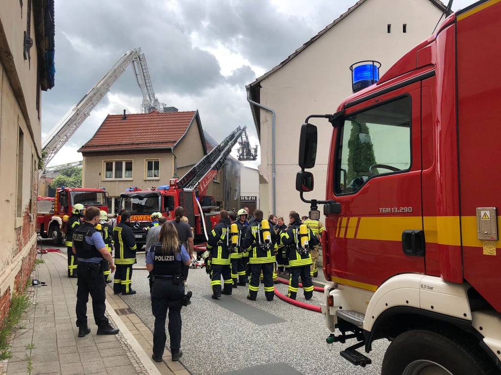 Von mehreren Seiten sind die Feuerwehren im Einsatz, um das Feuer in dem Wohnhaus in Ermsleben zu löschen.
