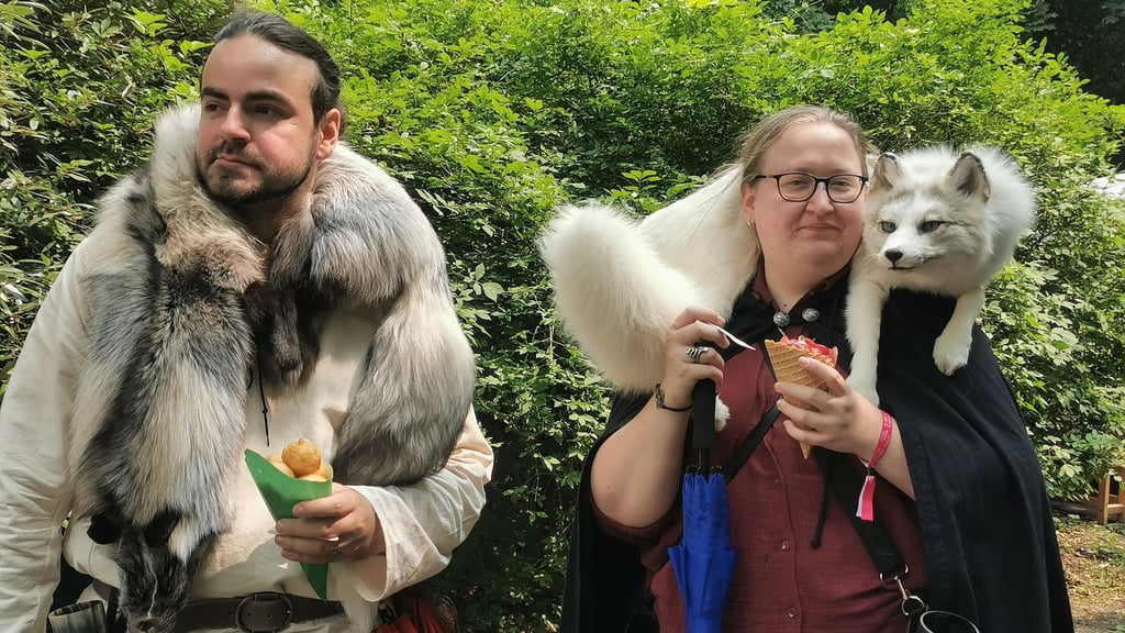 Viele Teilnehmer des Spectaculum Magdeburgense treten in Gewandung auf. Hier sogar mit Fuchs auf den Schulern.