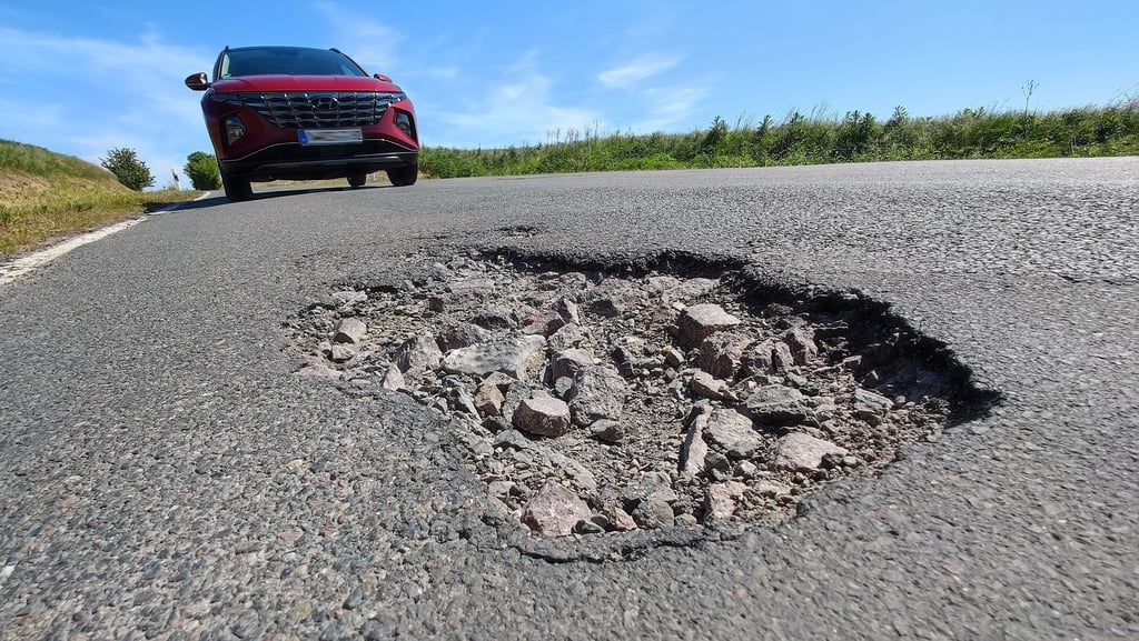 Die Landesstraßen 227 und 228 sind durch Schlaglöcher und abgefahrene Randstreifen gekennzeichnet.