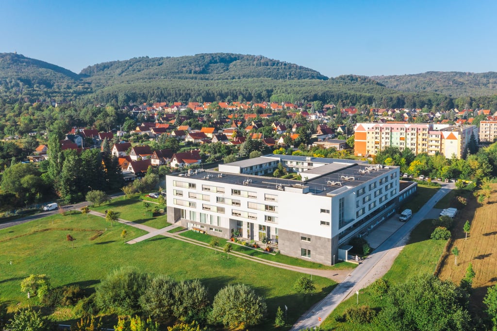 Das GVS-Seniorenzentrum in der Oesig aus der Vogelperspektive. Im Sommer 2025 starten dort Umbauarbeiten, um die Wohn- und Arbeitsbedingungen für Bewohner und Pflegekräfte zu verbessern.