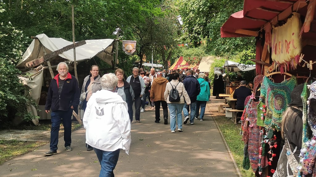Kleidung, Schmuck, Leder- und Holzwaren - beim Spectaculum Magdeburgense darf auch geshoppt werden.