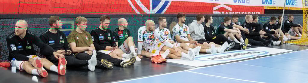 Aus Respekt verfolgten die SCM-Spieler nach Spielende auch noch die Dankesreden bei den Verabschiedungen von Bietigheimer Spielern. In den Gesichtern der Magdeburg ist natürlich viel Enttäuschung zu sehen.