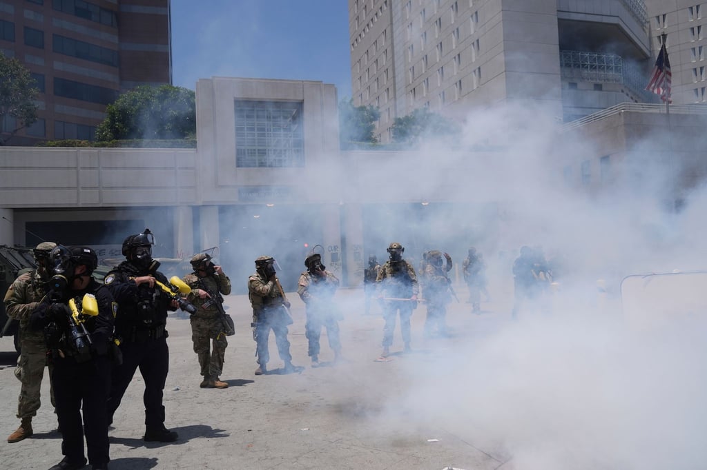 Soldaten der Nationalgarde setzen Tränengas gegen Demonstranten ein.