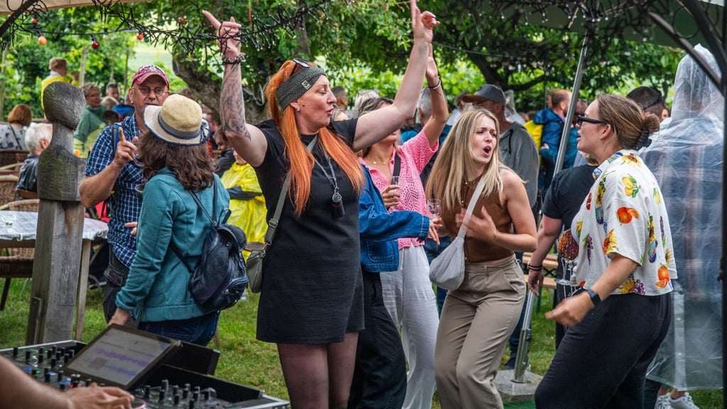 Saale-Weinmeile 2025: Party-Stimmung schon am Nachmittag im Weingut Wartenberg.