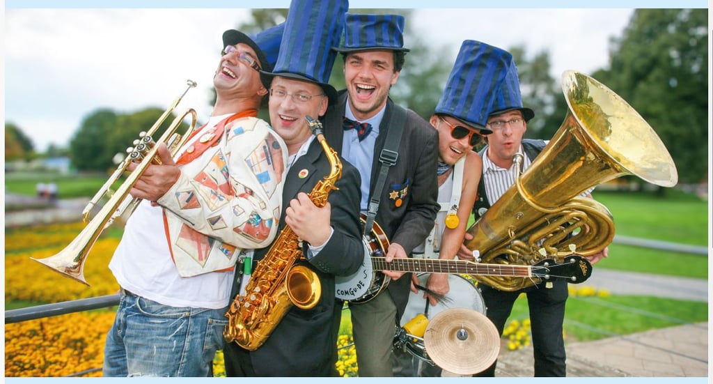 Die Combo Gurilly um Bandchef Stephan Knoll (2.v.l.) sorgt in ständig wechselnder Besetzung für gute Laune.