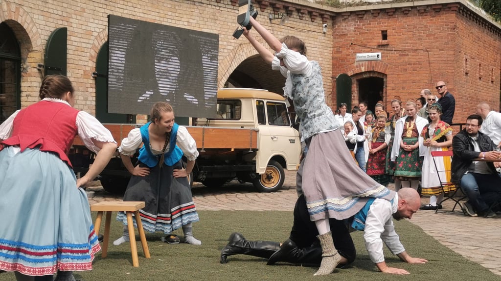 Das Folklore Ensemble Magdeburg zeigt Tänze verschiedener Zünfte - hier des Schuhmachers.